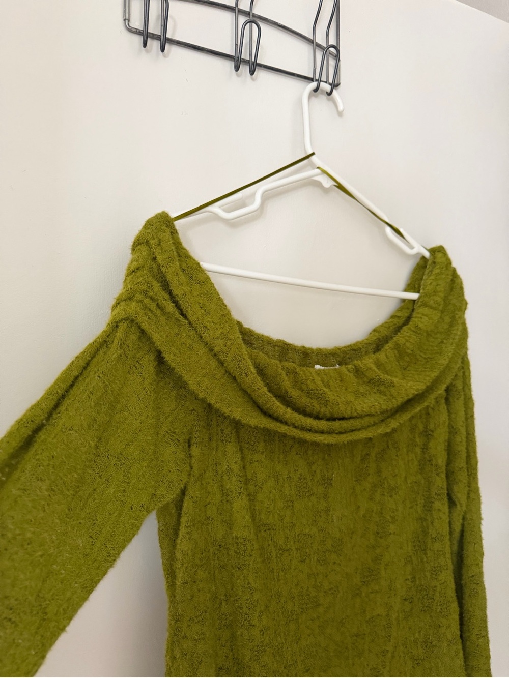Kimchi Blue Lily Off-Shoulder Top XL Green Olive NWT - Picture 3 of 6